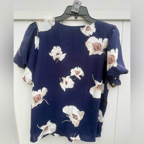 Les Amis Navy Blue Floral Blouse With Large White Flowers.  Size Large. NWOT - Picture 5 of 5